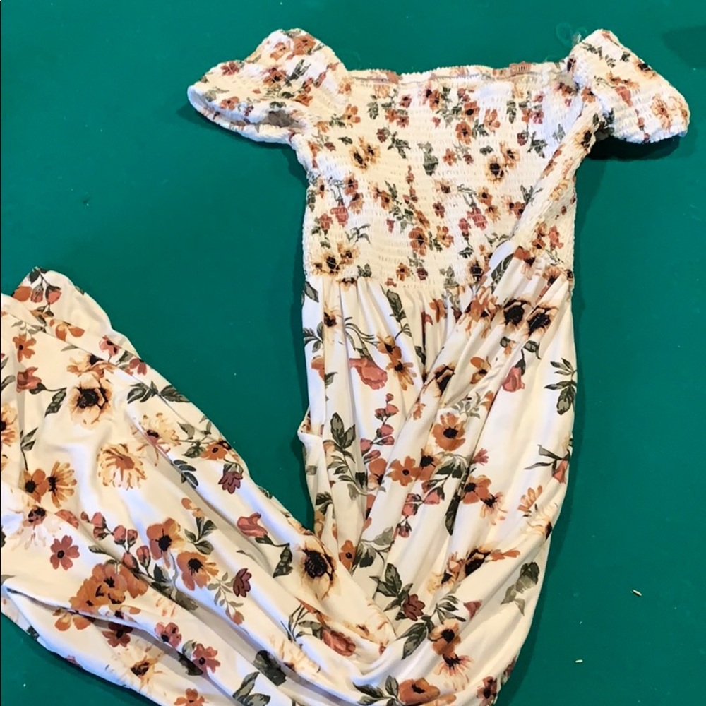 Cold shoulder floral jumpsuit!🥰